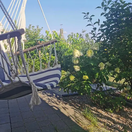 Sunny Garden Apartment *