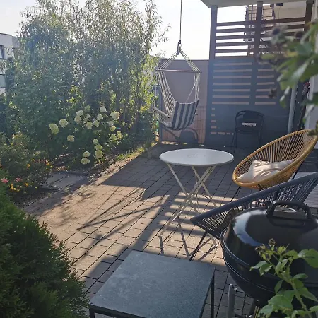 Sunny Garden Apartment *